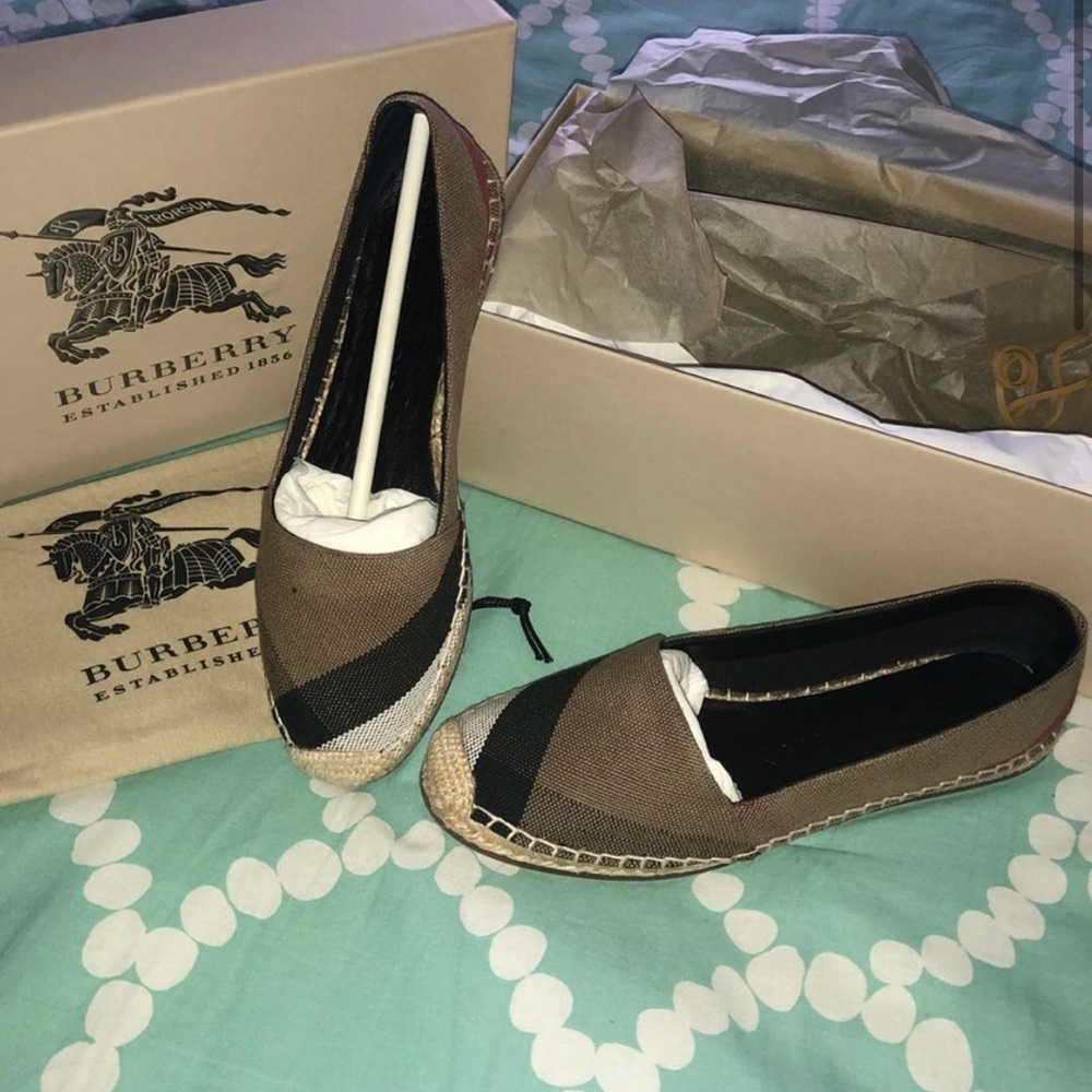 Beautiful Burberry flats. Little to no wear . Sorry no box or dust bag